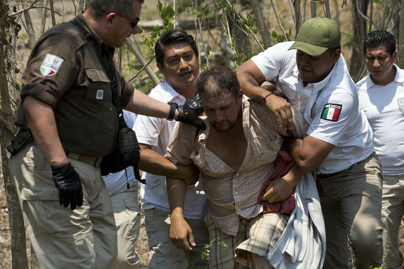 Un inmigrante es detenido por agentes de migración de México en Pijijiapan, Chiapas....