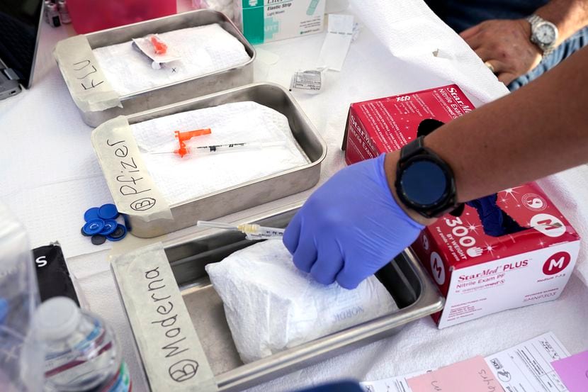 Jeringas con vacunas se preparan en el centro médico L.A. Care and Blue Shield of California...