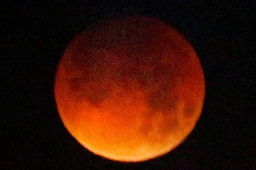 Una super luna roja se pudo apreciar la madrugada del miércoles gracias a un eclipse lunar....