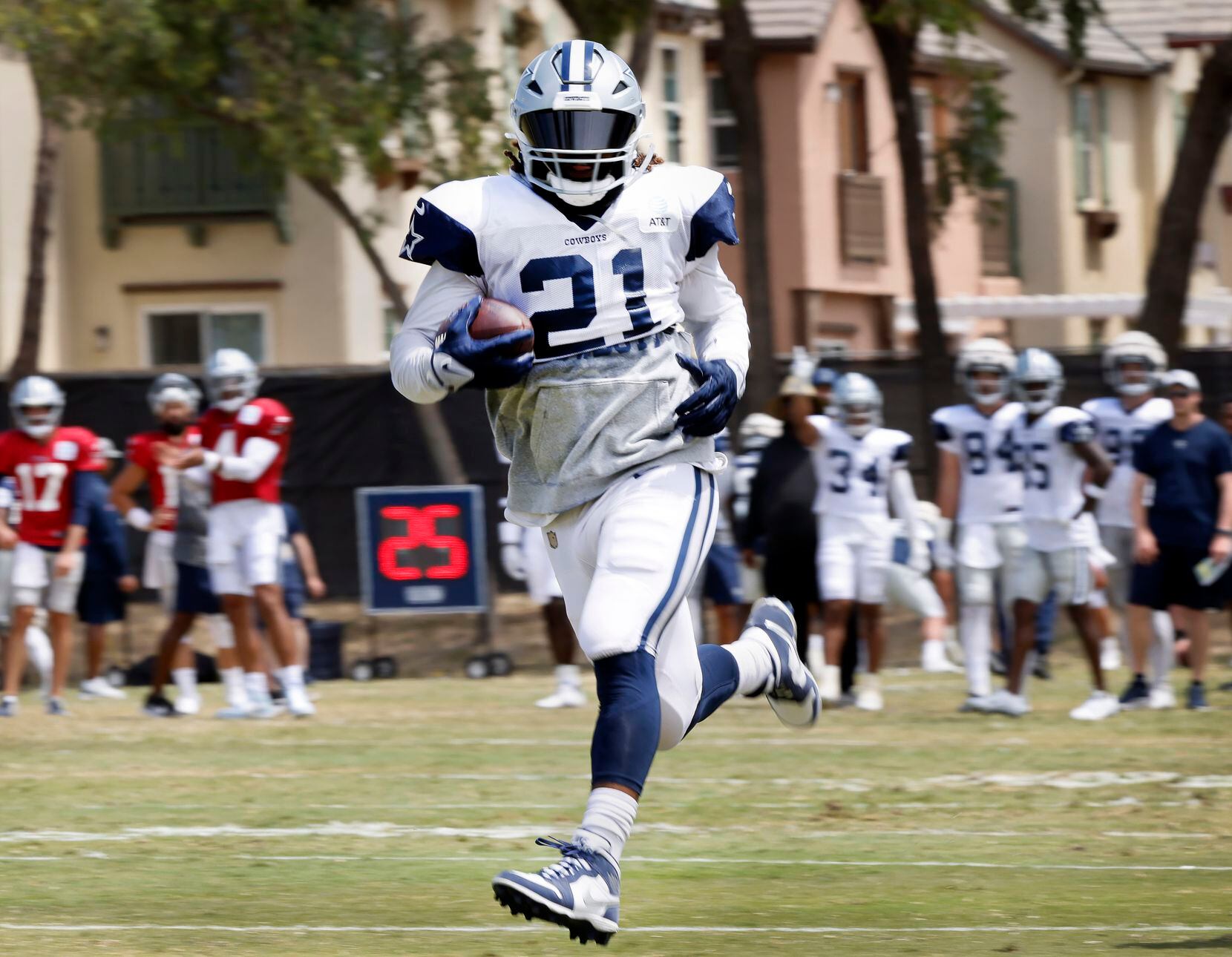 Dallas Cowboys running back Ezekiel Elliott (21) runs in a touchdown after completing a deep...