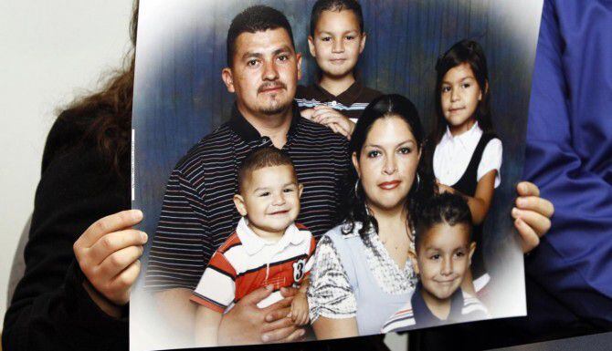 Arcelia Esparza muestra un retrato en el que aparece con sus hijos y su esposo Oscar...