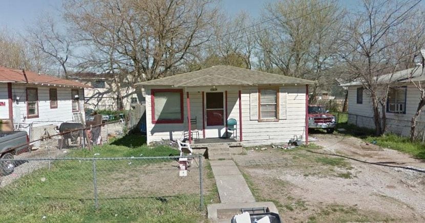 Esta casa en West Dallas albergaba a víctimas de tráfico sexual, controladas por una pareja...