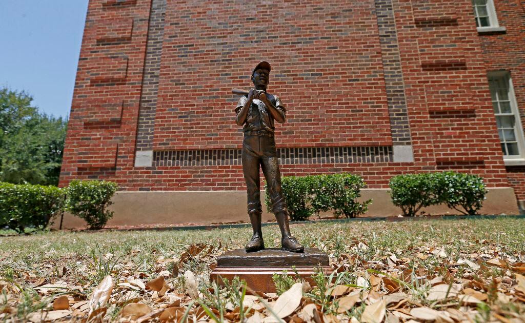 Ernie Banks Statue, The Ernie Banks Mr. Cub Statue outsid…