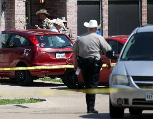 El Sheriff de Denton investiga la escena del crimen en una casa donde murieron cinco...