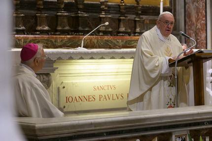 El papa Francisco encabeza una misa en honor a Juan Pablo Segundo el 18 de mayo en El Vaticano.