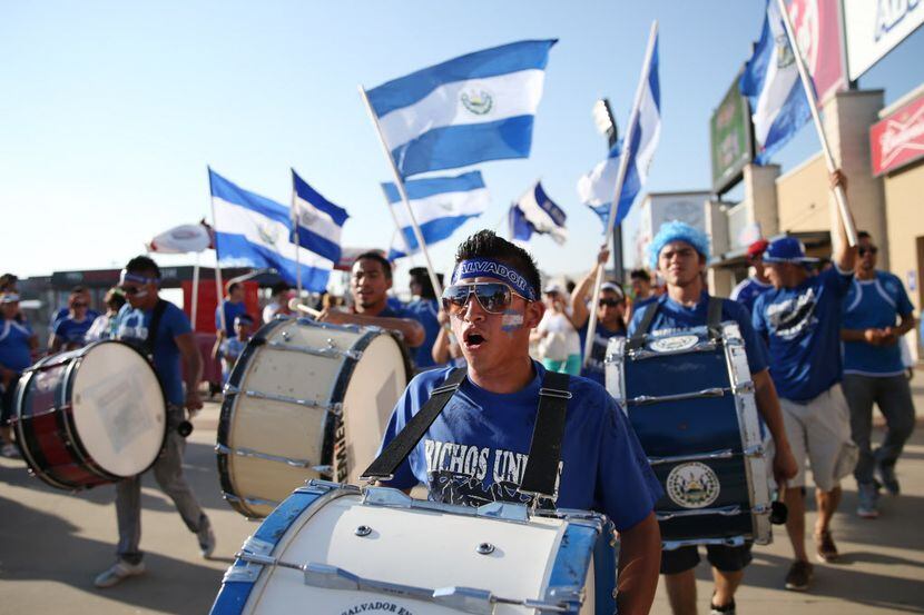 Los aficionados de la selección de El Salvador esperan que su equipo pueda clasificarse a la...
