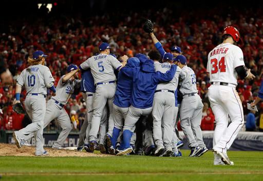 Los Dodgers celebran el triunfo 4-3 sobre los Nationals en la serie divisional. Foto AP
