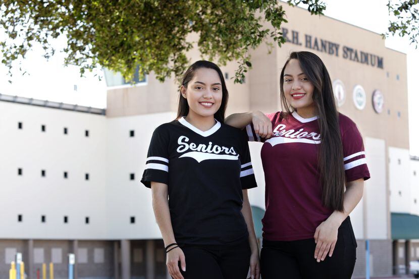 La gemelas Karen Judith (izq.) y Karen Janette Briseño fueron las dos mejores graduadas de...