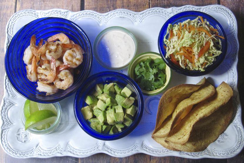 Los ingredientes para preparar tacos de camarón con tortillas horneadas. (AP/Sara Moulton)
