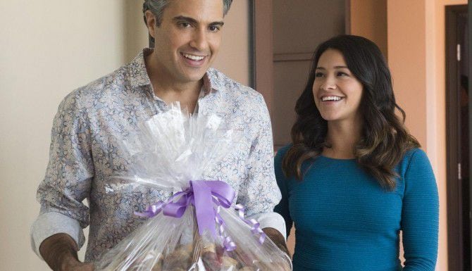 Jaime Camil y Gina Rodriguez en “Jane the Virgin”, la exitosa comedia de CW que se transmite...