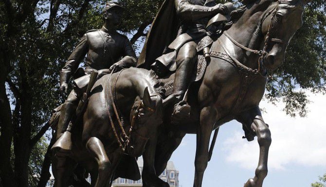 La estatua del general del ejército confederado Robert E. Lee adorna el parque que lleva su...