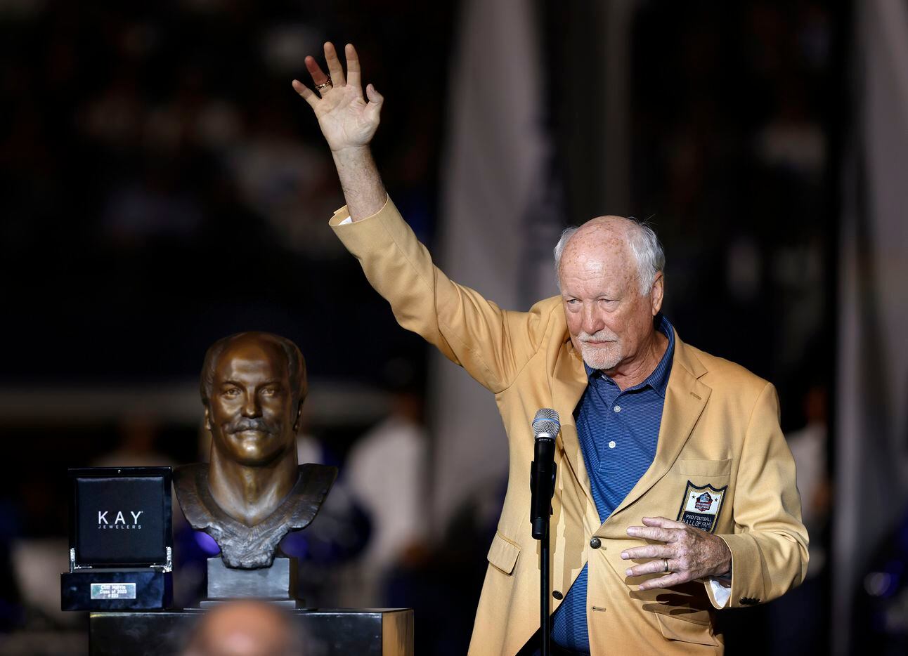 Dallas Cowboys Pro Football Hall of Famer Cliff Harris waves to the crowd following his Hall ring ceremony speech during halftime of the Philadelphia Eagles game at AT&T Stadium in Arlington, Monday, September 27, 2021. (Tom Fox/The Dallas Morning News)