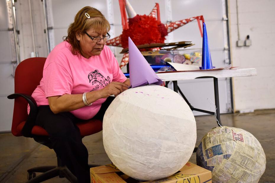 Cecilia Noris, 66, es una de las voluntarias de Equal Heart que ayuda a hacer piñatas para estas fiestas.