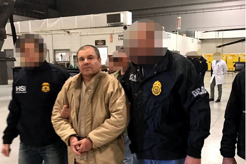 El narcotraficante Joaquín “El Chapo” Guzmán Loera (centro) arribó la noche de este jueves...