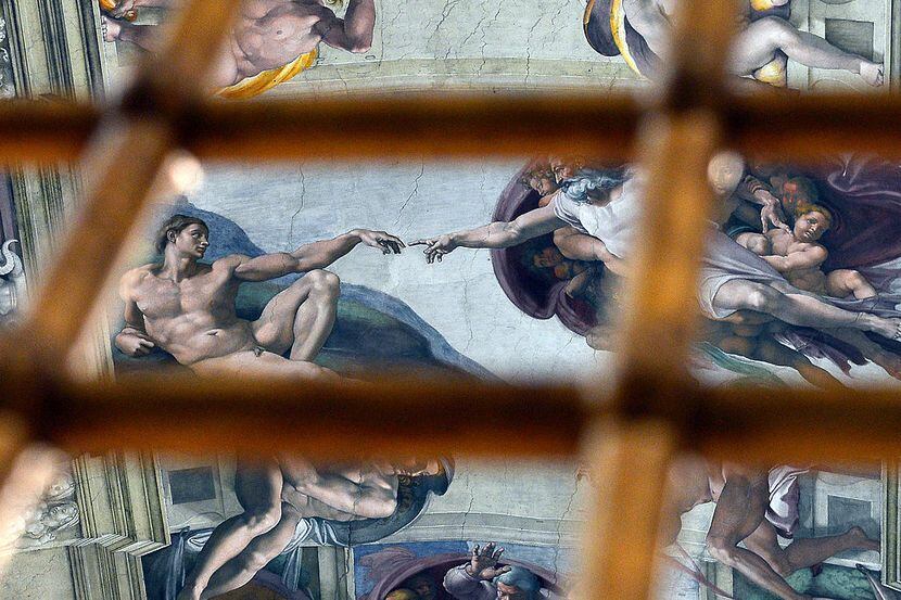 Una fotografía muestra el interior de la Capilla Sixtina en el Vaticano. Foto GABRIEL...