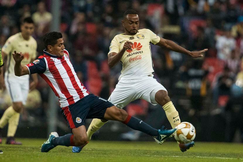 William Da Silva del América conduce el balón ante la marca de Jesús Sánchez de Chivas, en...