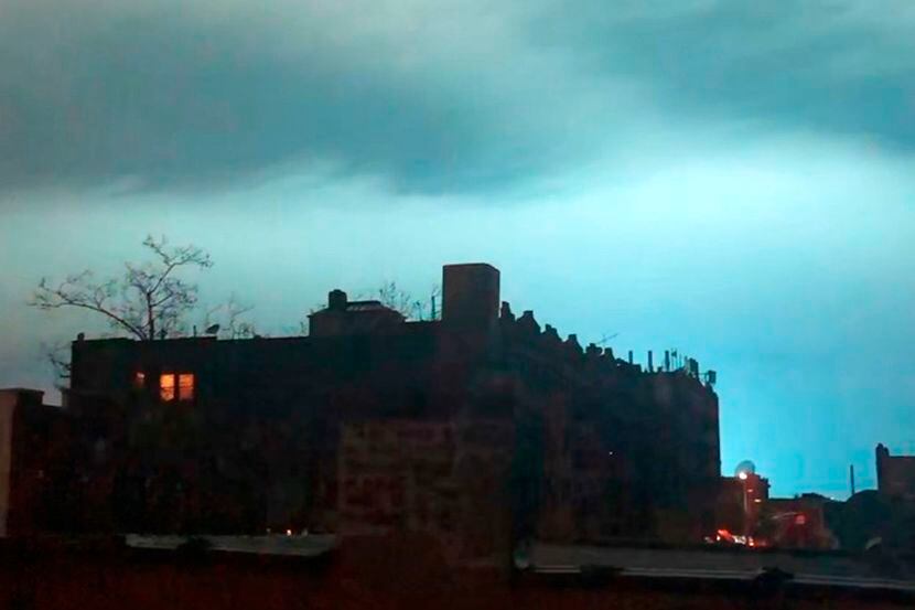 En esta imagen tomada de un video, una luz azul ilumina el cielo nocturno tras una explosión...