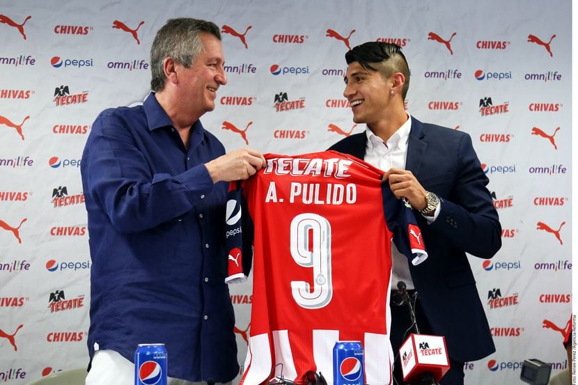 El nuevo delantero de las Chivas, Alan Pulido (der.), fue presentado por Jorge Vergara...