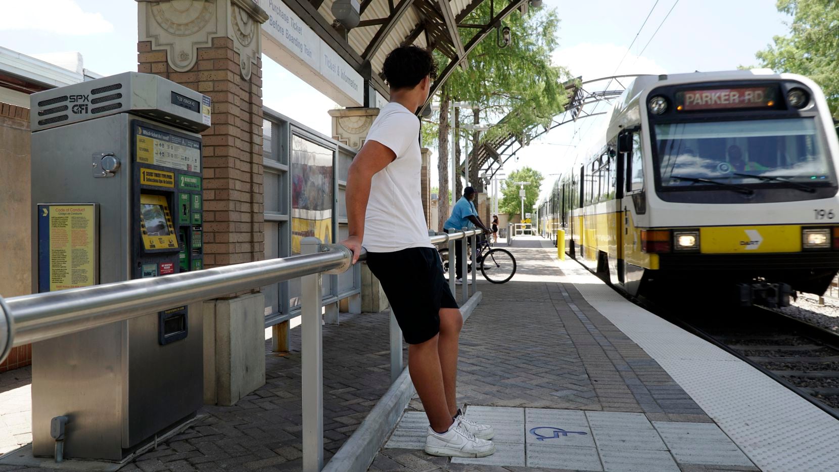 Jordan Sánchez, de 16 años de edad, espera el tren en Tyler/lVernon Dart Station, el 28 de...