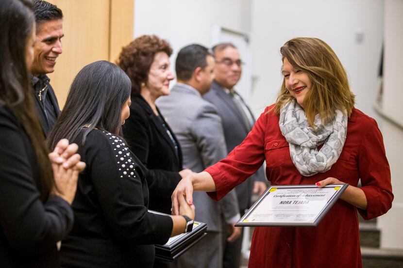  Nora Tejada (der.), una de las 30 estudiantes que recibieron su certificado al término del...