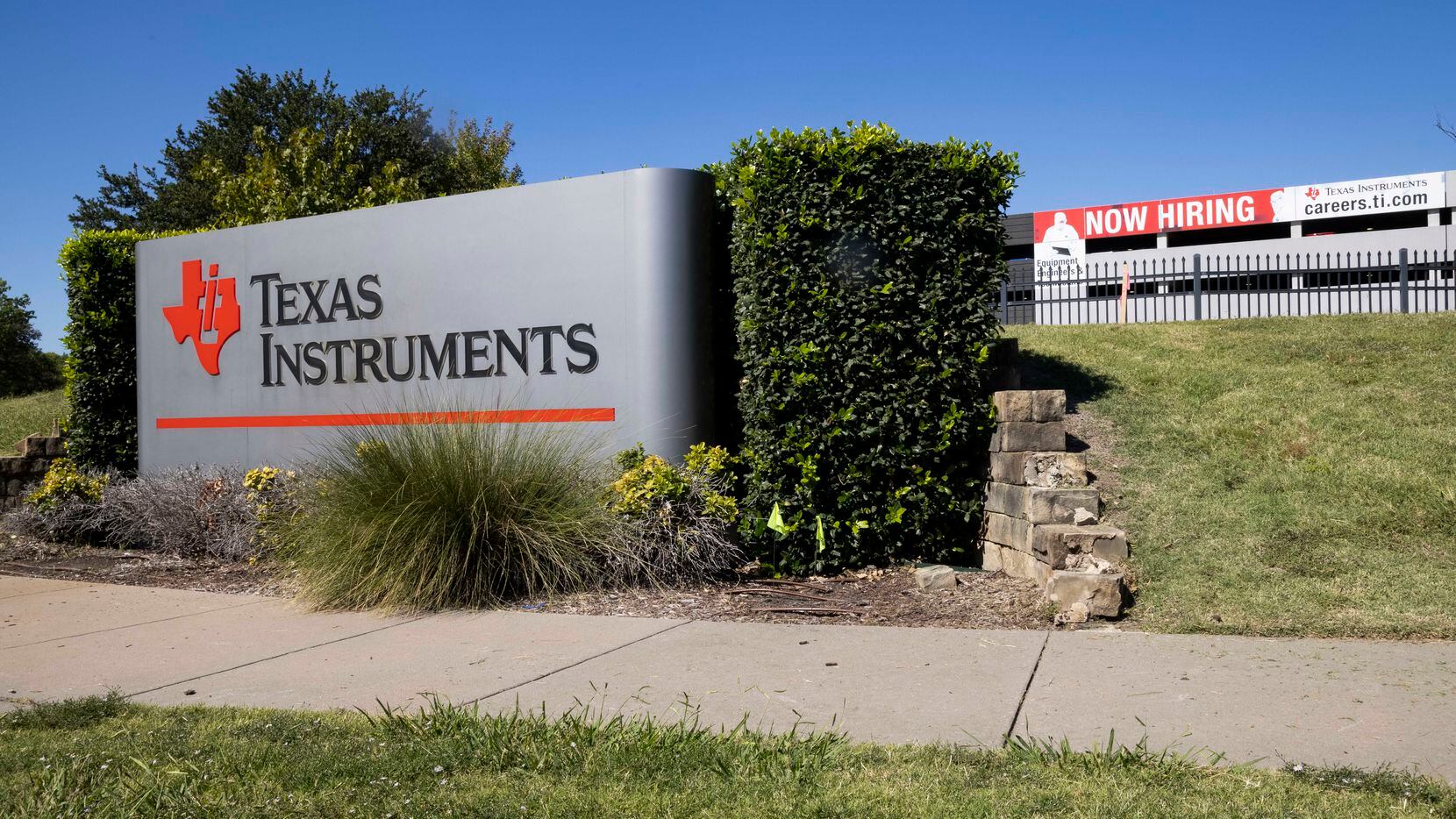 por ciento transportar Establecer Russia's deadly drones contain parts traced to Dallas' Texas Instruments