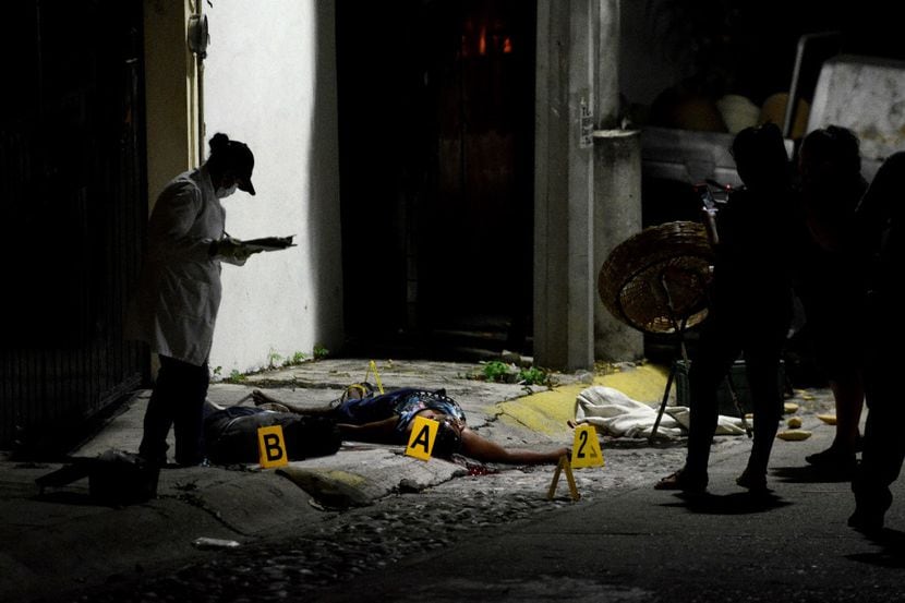 Un médico forense investiga una escena de crimen en Acapulco, México el 8 de diciembre 2016....