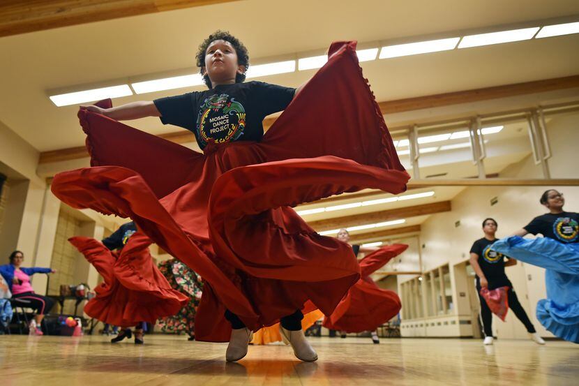 Santiago ‘Santi’ Méndez, de 7 años, durante una práctica con el grupo de baile Mosaic Dance...