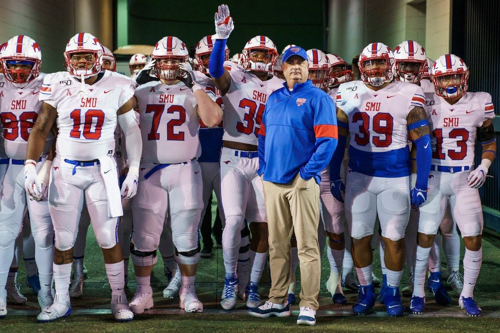 SMU head coach Sonny Dykes stands with his team before Mustangs take the field for an NCAA...