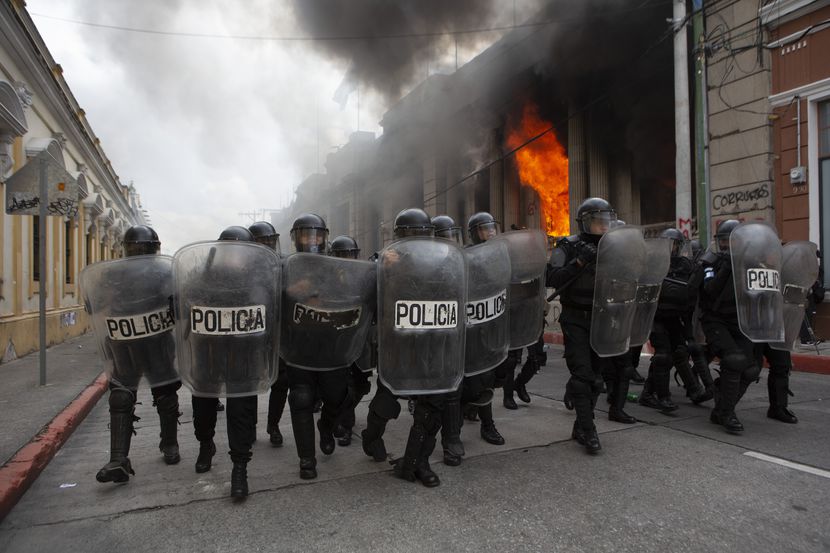 Policías de Guatemala armaron un cordón de seguridad para repeler a los manifestantes que...