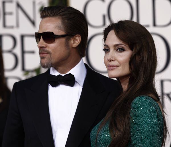 Angelina Jolie y Brad Pitt llegando a los Golden Globe Awards, el domingo 16 de enero de...