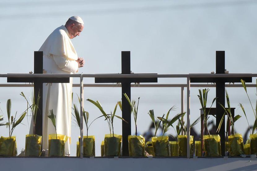 El papa Francisco rezó junto a tres cruces que simbolizaban aquellos que han muerto en su...