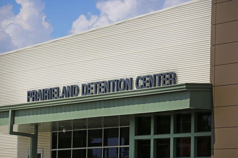 En el Centro de Detención en Prairieland, en Alvarado, hay ahora poco más de 300 detenidos,...