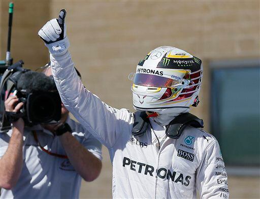 El piloto de Mercedes, Lewis Hamilton, festeja tras lograr la pole del GP de Estados Unidos...