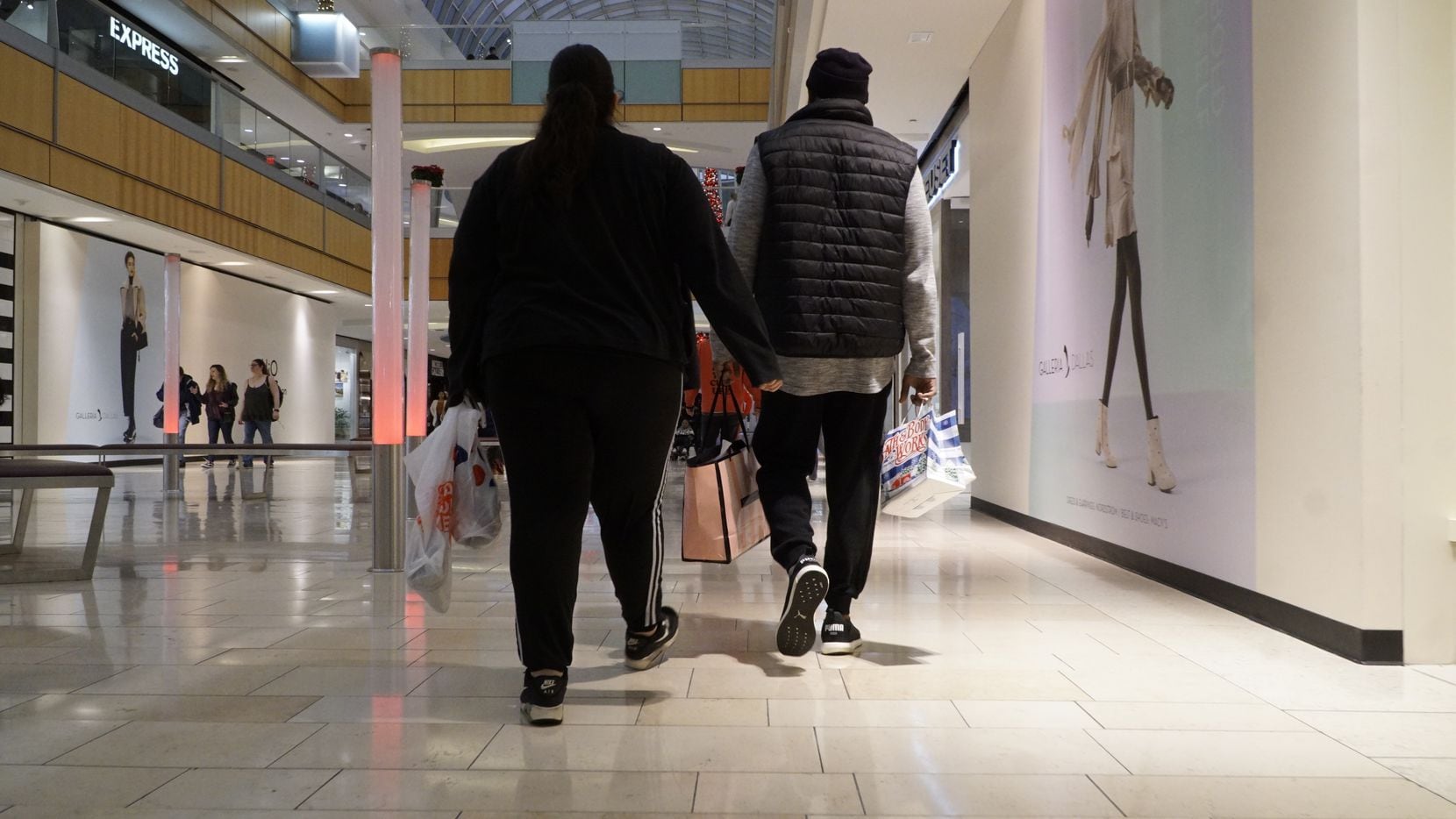Compradores se pasean por el Galleria Mall en Dallas.