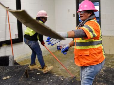 Dallas: contratan más mujeres en área de construcción para combatir escasez laboral