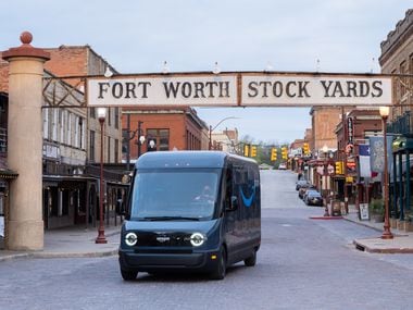 Dirancang dan dibangun dalam kemitraan dengan Rivian, kendaraan pengiriman listrik kustom pertama Amazon diluncurkan musim gugur lalu.  Ini dia di Fort Worth Stockyards.