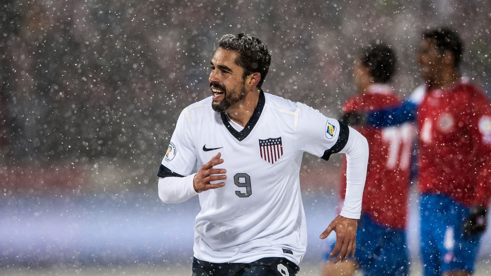 El delantero de la selección de Estados Unidos, Hérculez Gómez, sonríe  tras la anotación de...