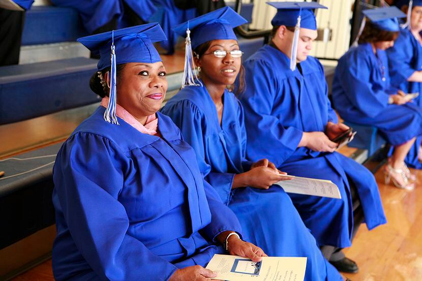 Estudiantes adultos se gradúan de los programas de Fort Worth ISD Adult Education....