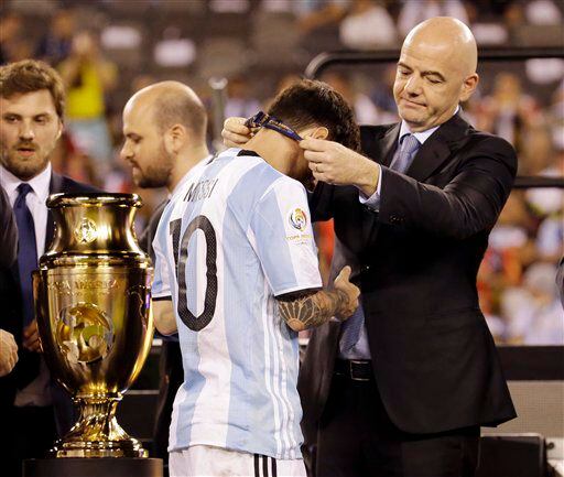 El jugador de la selección de Argentina, Lionel Messi, izquierda, recibe la medalla de...