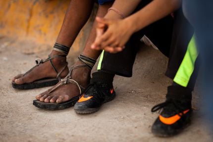 Corredores Tarahumaras compiten en ultramaratones calzando huaraches hechos con hule de...