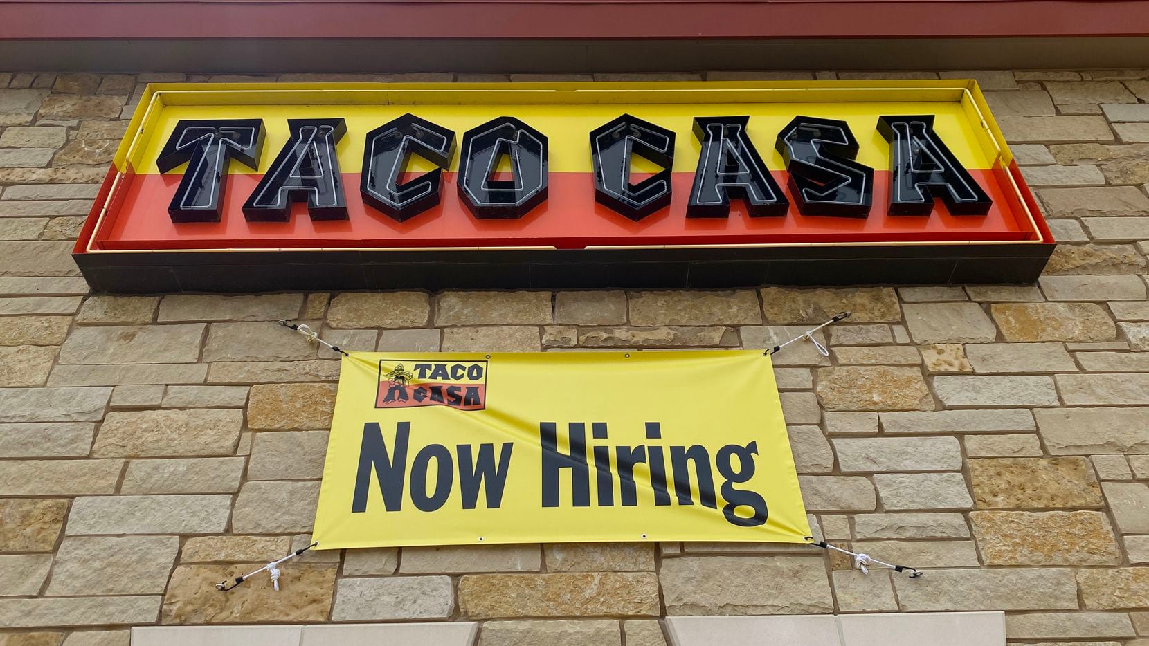 Un anuncio de  "Estamos Contratando" en Taco Casa  de  Hebron Pkwy in Lewisville, TX on June...