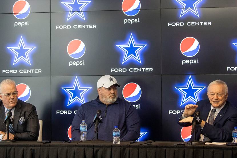 De derecha a izquierda: El dueño de los Cowboys de Dallas, Jerry Jones, en entrenador en...