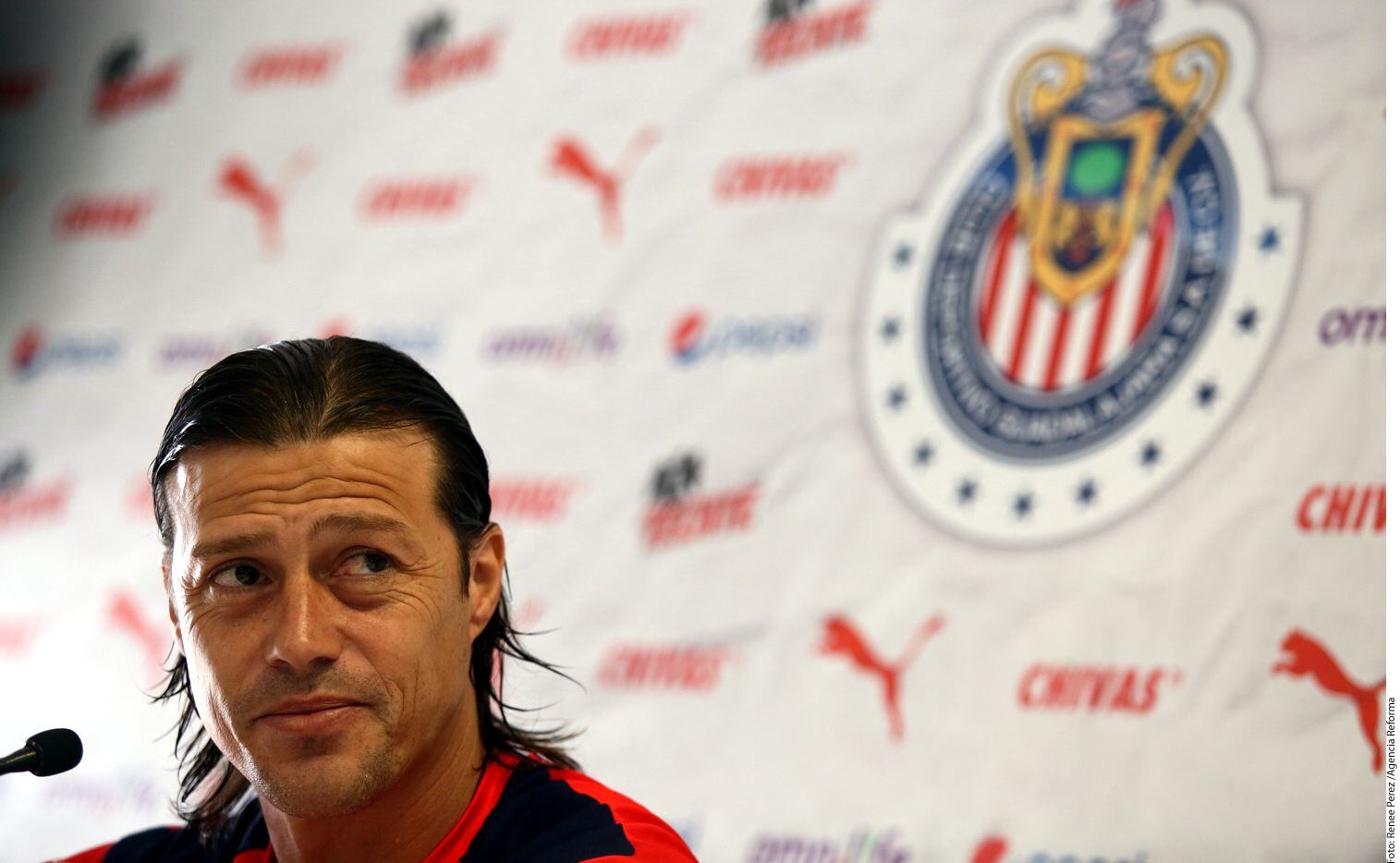 El técnico Matías Almeyda recordó que Omar Bravo le compartió su deseo de salir de Chivas...