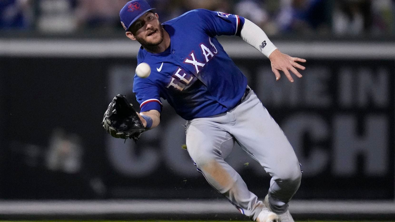 Texas Rangers left fielder Robbie Grossman (4) catches a fly ball hit by Los Angeles...