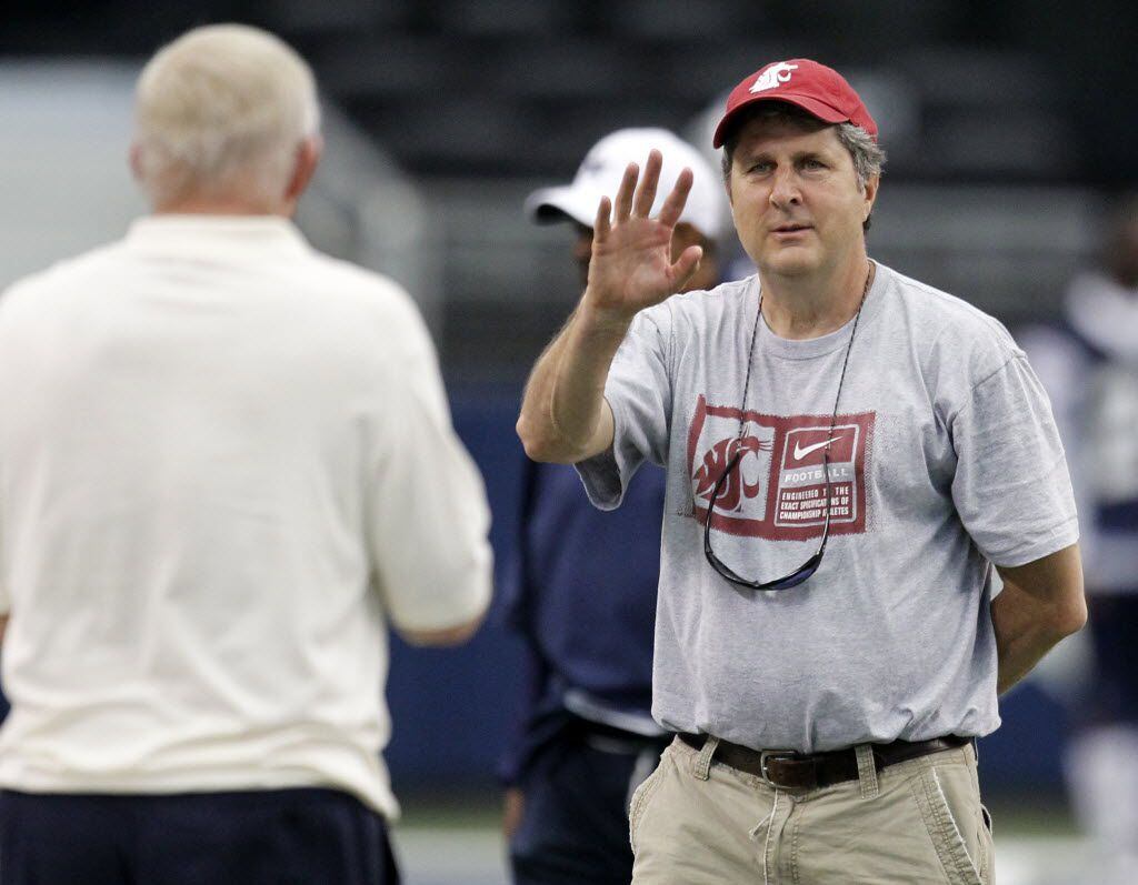 Washington State head coach Mike Leach, formerly of Texas Tech, waves to Cowboys owner Jerry...