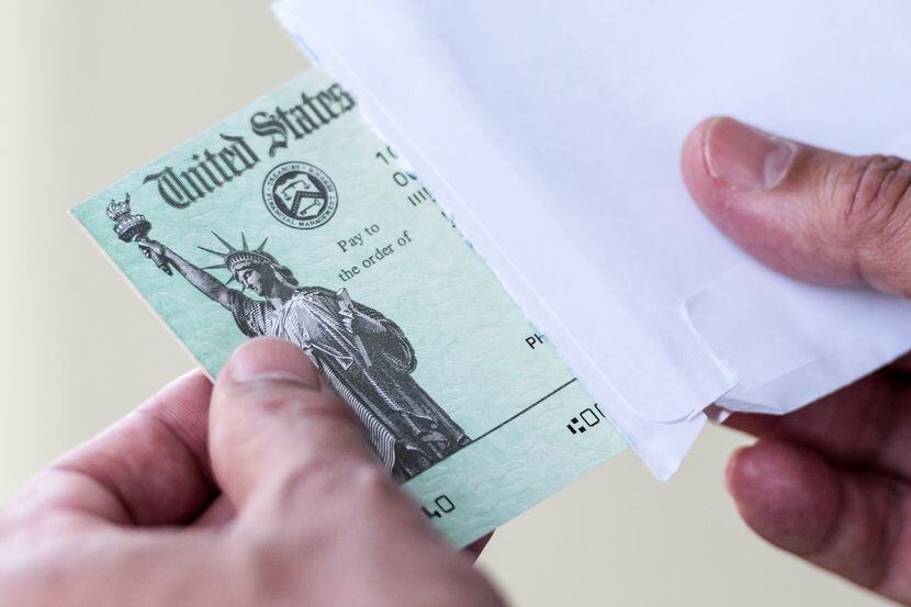 El IRS abrió un sitio en el que las personas pueden verificar cuándo le llegará el dinero de...