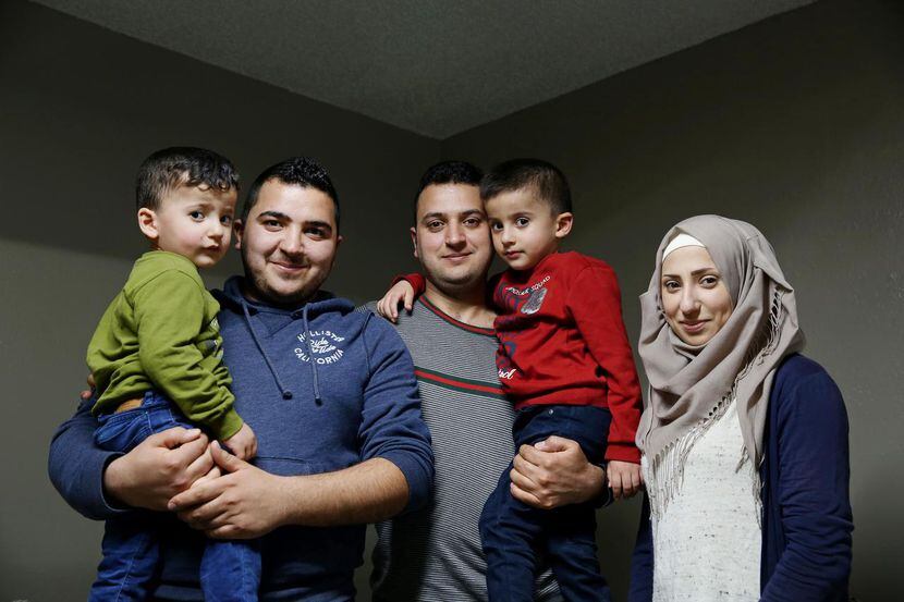 Los refugiados sirios Moustafa Jawish (centro), su esposa Reem Khero y sus hijos Mohammed...
