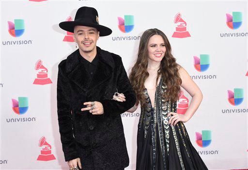 
				Jesse y Joy a su paso por la alfombra roja de los Latin Grammy en Las Vegas. /AP
				