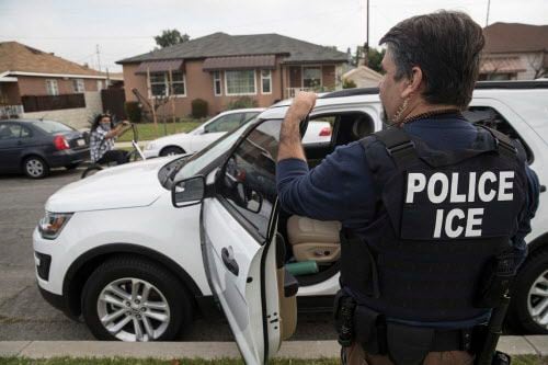 ICE realizó una redada en la que se detuvo a decenas de inmigrantes, la mayoría con pasado...