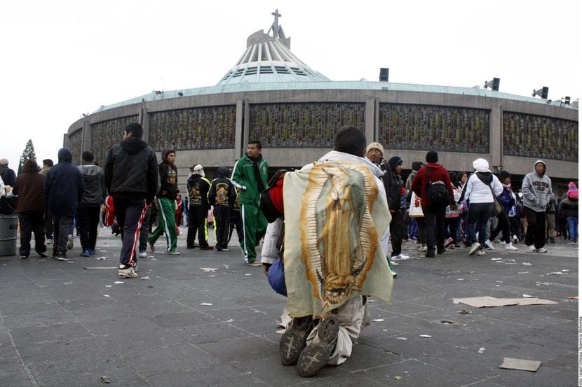 Un peregrino se hinca al llegar el domingo a la Basílica de Guadalupe en la Ciudad de...
